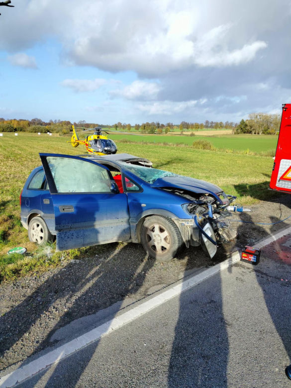 Zderzenie ciężarówki z osobówką, kolosa aż wyrzuciło z drogi! Jedna osoba nie żyje, zdjęcia porażają
