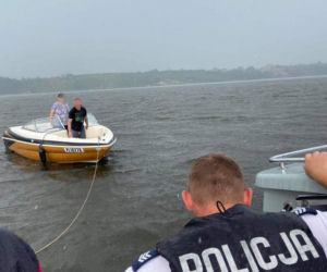 Awaria łodzi na Zalewie Włocławskim! Dwaj mężczyźni znaleźli się w śmiertelnej pułapce [ZDJĘCIA] 