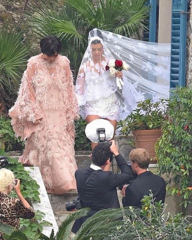 Ta sukienka przejdzie do historii. Kourtney Kardashian poszła w niej do ślubu!