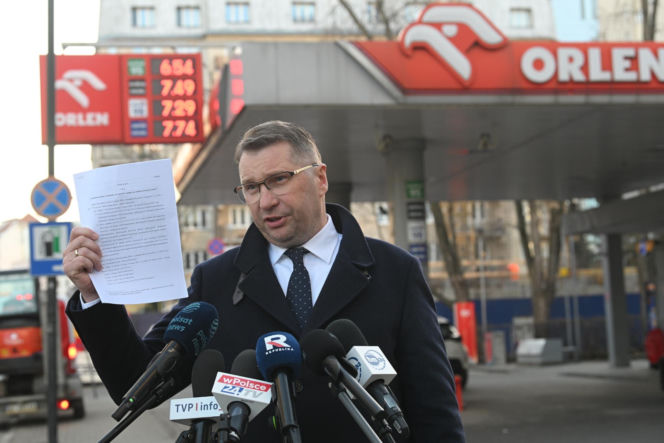 Konferencja Przemysława Czarnka na stacji paliw koncernu Orlen w Warszawie