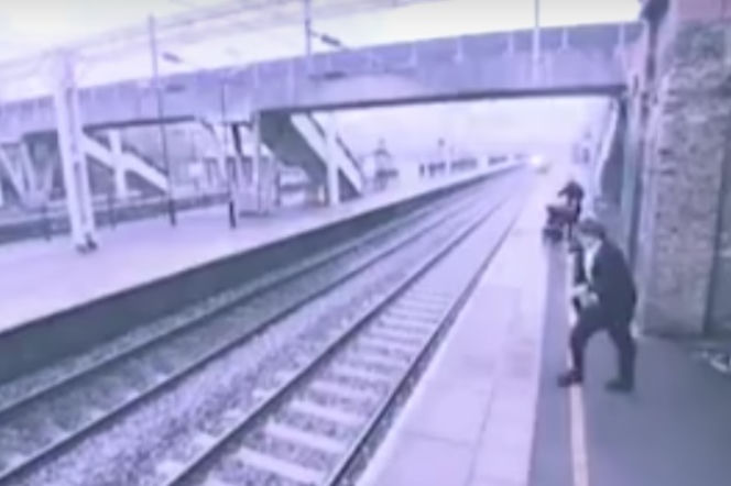 Chciał się rzucić pod pędzący pociąg, gdy nagle... [WIDEO]