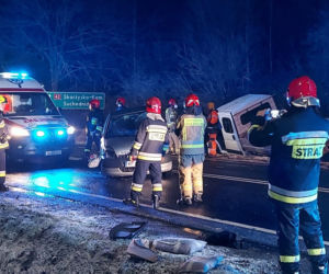 PILNE: Zablokowana droga nr 42. Zderzenie dwóch osobówek i dostawczego busa