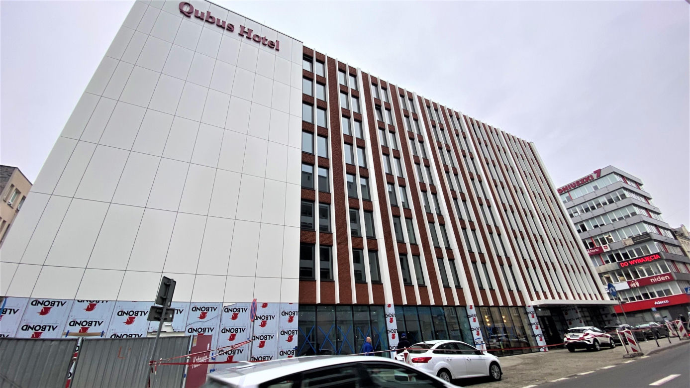 Qubus Hotel Katowice i jego nowoczesne wnętrza. Jest drewno, szkło i wełna
