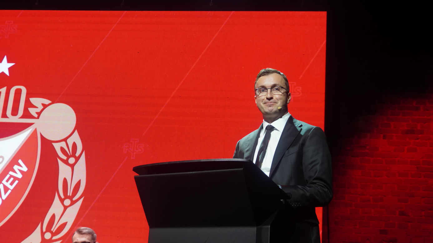 Wielki dzień w ponad 100-letniej historii Widzewa. Robert Dobrzycki oficjalnie nowym właścicielem klubu