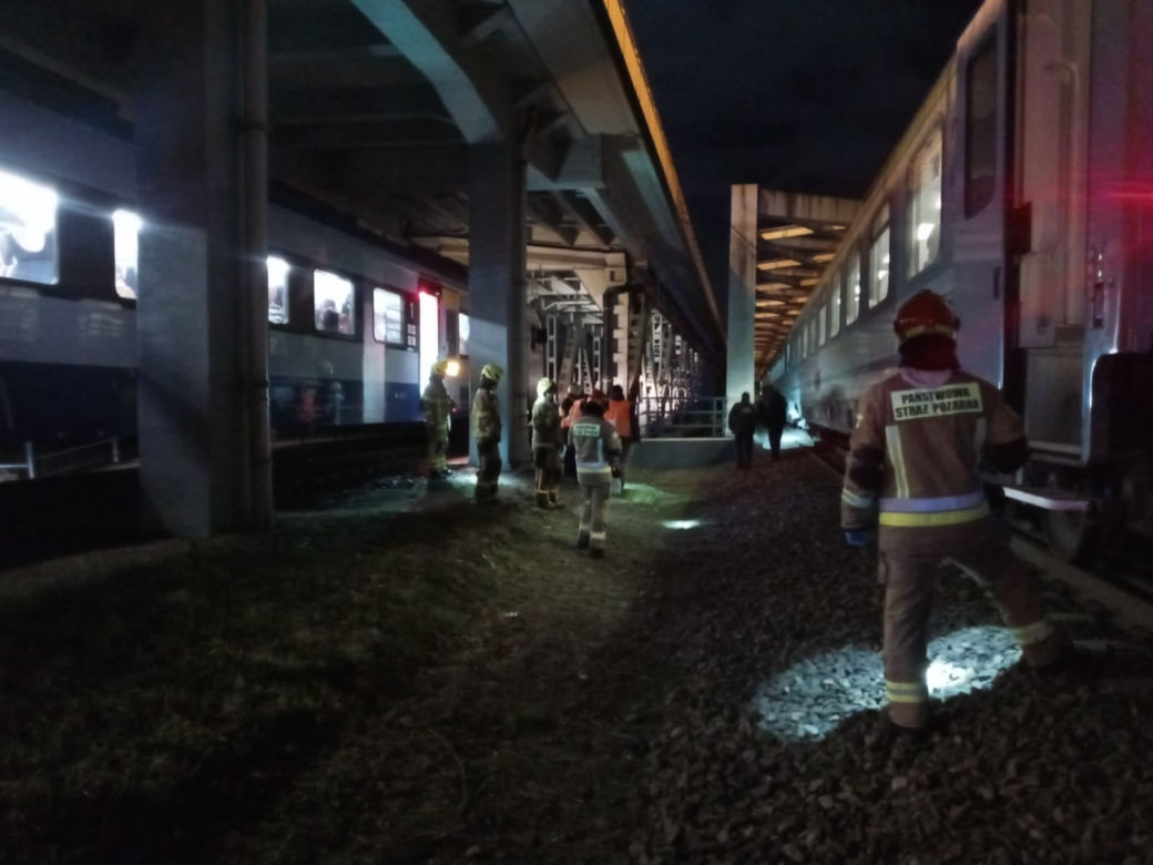 Trzymali się za ręce, weszli na most pod pędzące Intercity. Makabra pod Warszawą