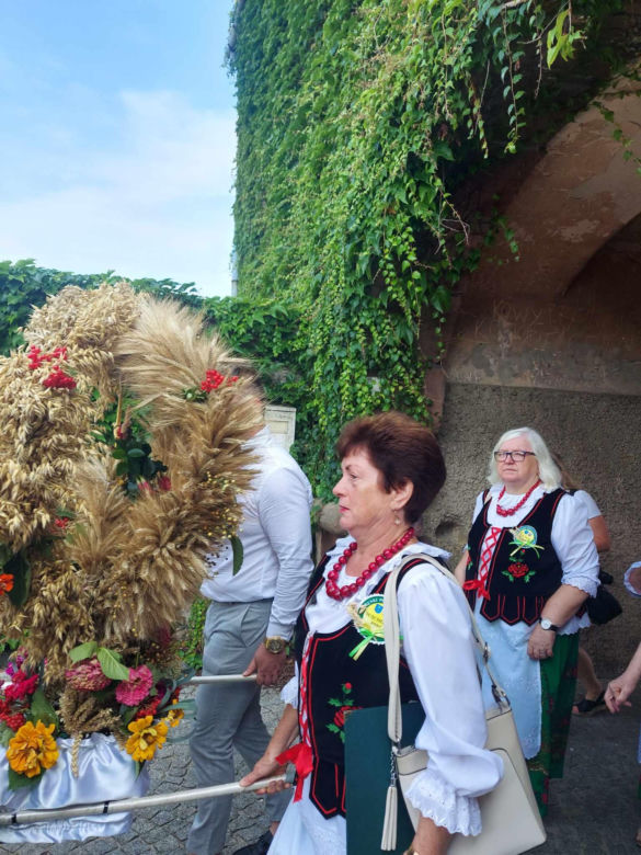 Dożynki 2024 w powiecie starachowickim. W Wąchocku dożynkowe wieńce, korowód i przysmaki