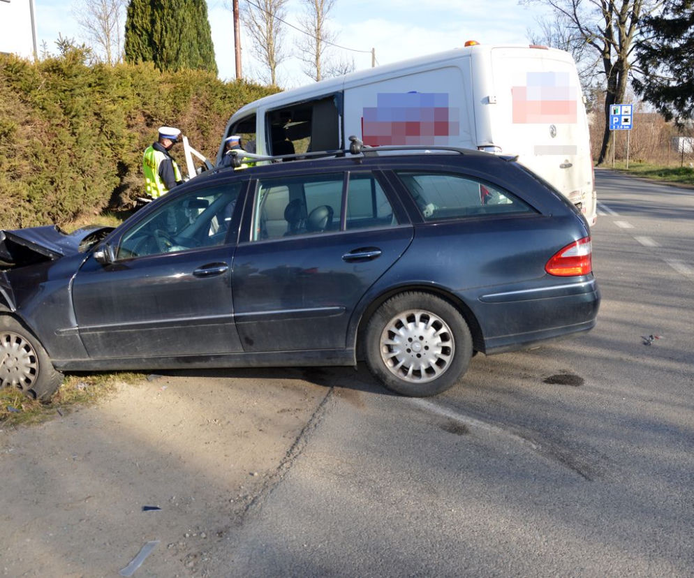 Wypadek w Pomorskiem. Pijany kierowca busa wymusił pierwszeństwo na osobowym Mercedesie