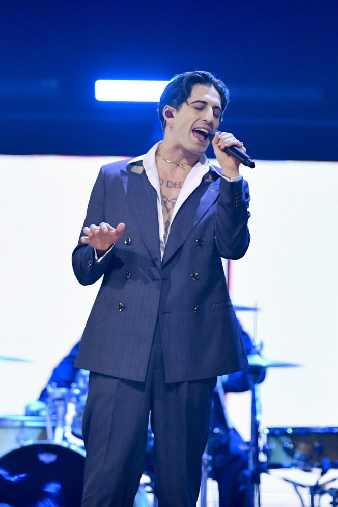 Artysta wykonał przedpremierowo singiel "Next Summer"