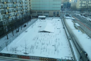 Jedna z najdroższych działek w Warszawie wciąż pusta. Po pawilonie „Emilia” zostały szczątki