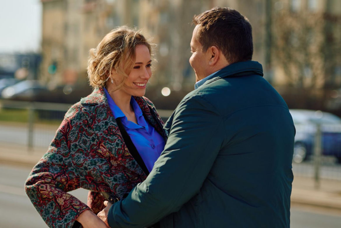 Na Wspólnej odc. 4251. Michał (Robert Kudelski), Lucy (Marta Cichorska)