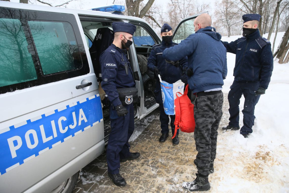 Policjanci ze Śródmieścia ubrali potrzebujących na zimę