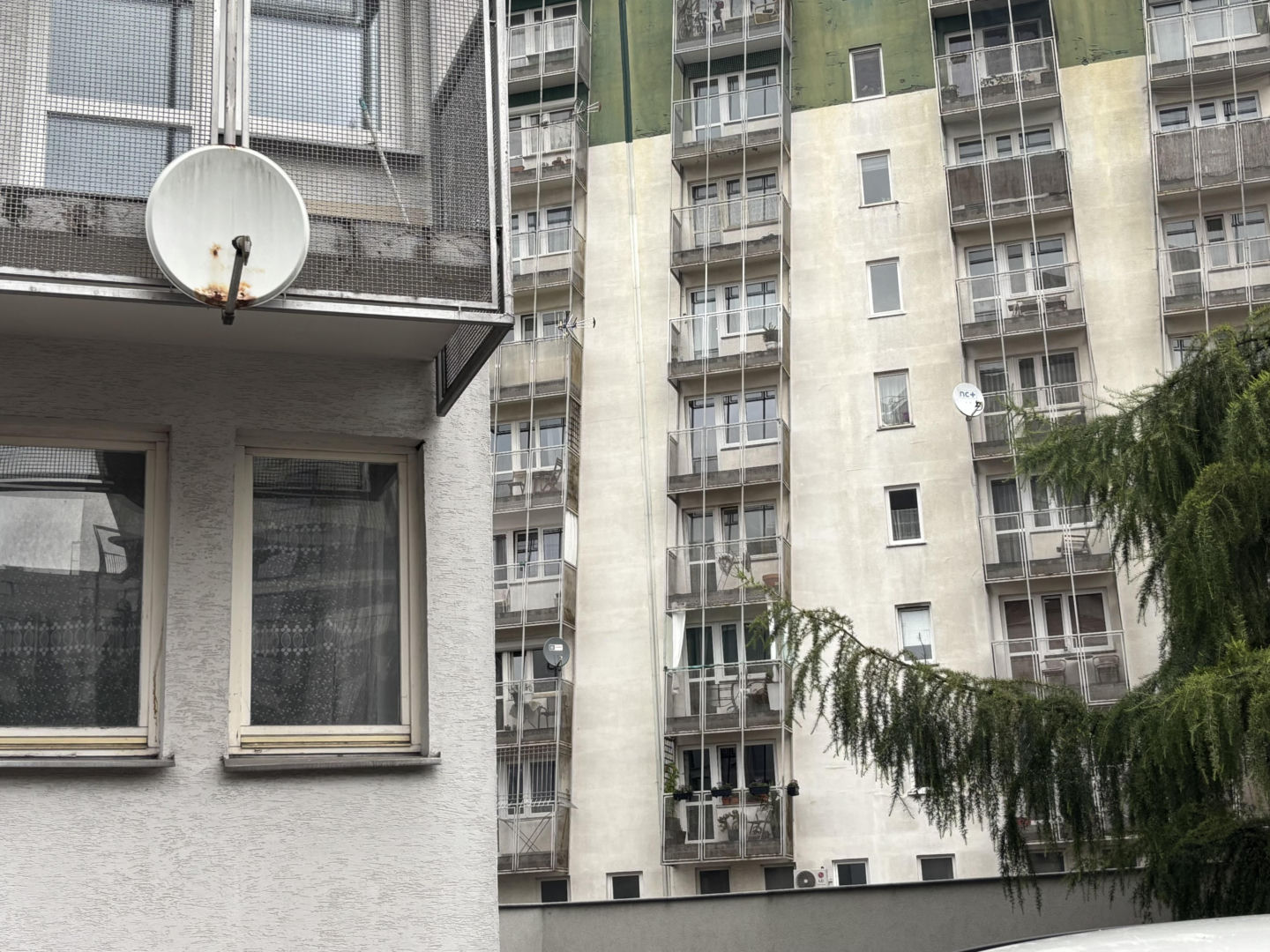 Krzywe balkony przy ul. G. Zapolskiej 42 w Krakowie