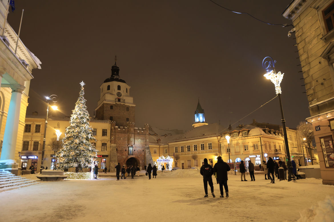 Śnieżny Lublin wieczorową porą
