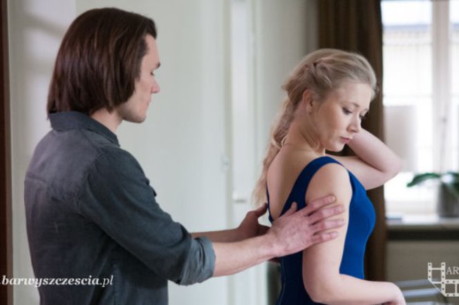Barwy szczęścia odc. 1302. Bartek (Bartosz Gelner), służąca Mirka (Magdalena Kaczmarek)