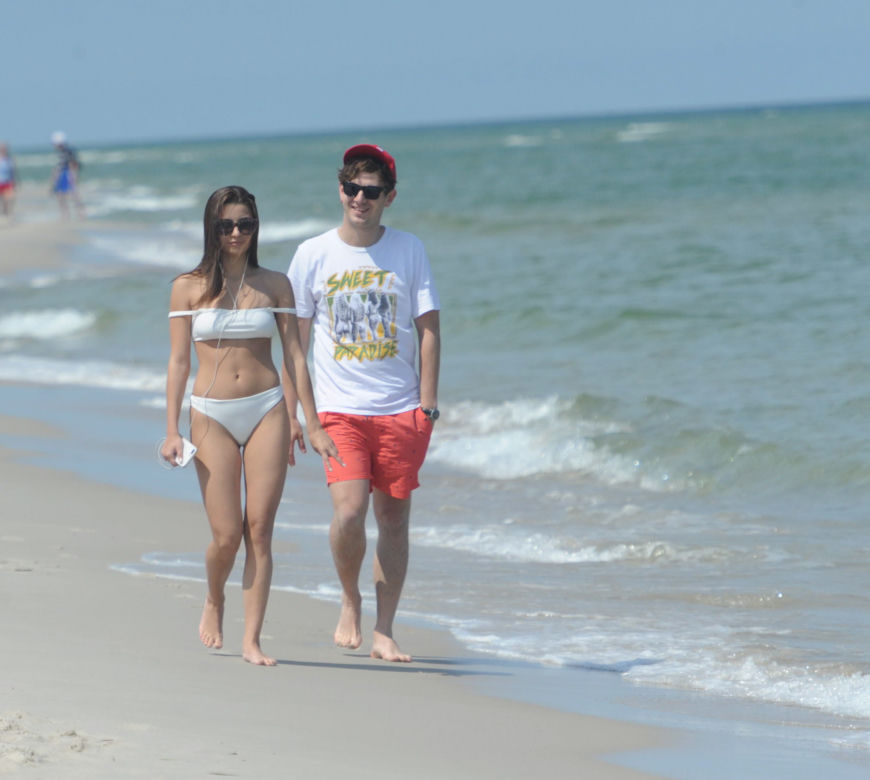 Antek Królikowski i Julia Wieniawa wypoczywają na plaży w Juracie