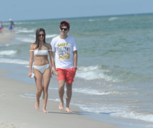 Antek Królikowski i Julia Wieniawa wypoczywają na plaży w Juracie