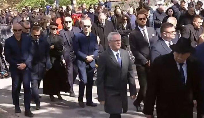 Wzruszona Doda w kondukcie żałobnym na pogrzebie Łukasza Litewki. Piosenkarka żegna zaprzyjaźnionego posła