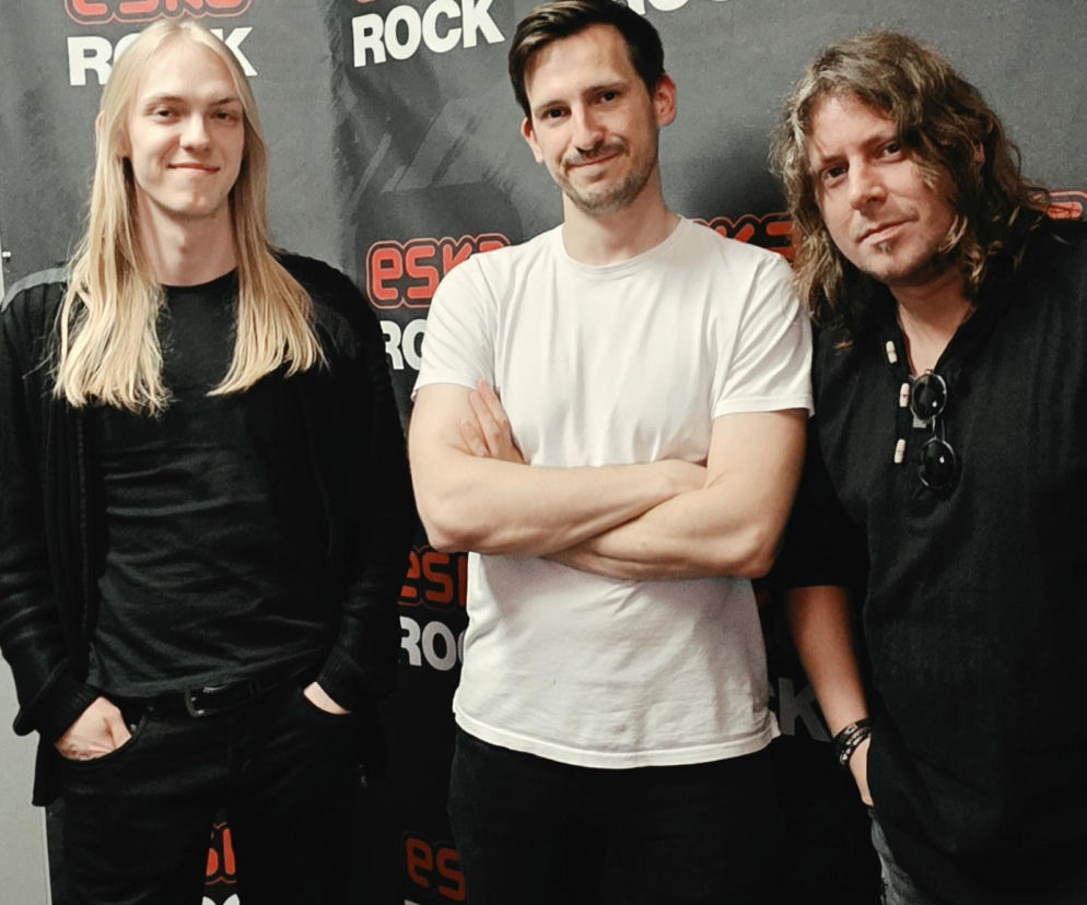 Trzej muzycy zespołu Fobia na tle ścianki z logo Eska Rock. O ich walce z nerwicą przeczytasz na Mediateka.