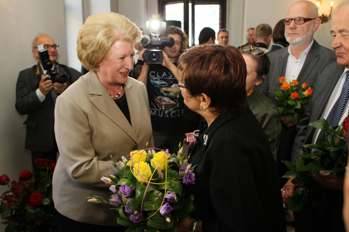 Była pierwszą kobietą na stanowisku premiera III RP. Już po roku złożyła dymisję