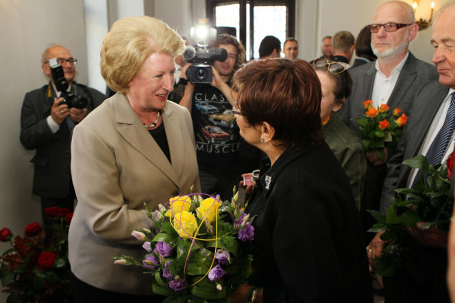 Była pierwszą kobietą na stanowisku premiera III RP. Już po roku złożyła dymisję