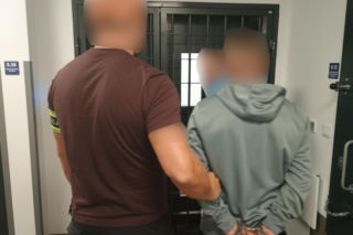 Otwock: Był poszukiwany, zapukała do niego policja. Nie uwierzycie, gdzie się schował. Można paść ze śmiechu!