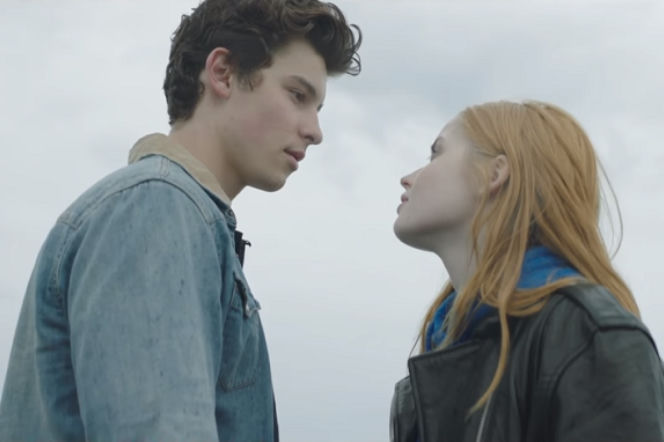 Shawn Mendes zakochany w teledysku There's Nothing Holdin' Me Back! [VIDEO]