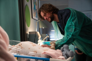 M jak miłość, odcinek 1915: Ranny Mariusz dotrze do Kasi i jej córki. Zjawi się tuż po porodzie córki Jakuba - ZDJĘCIA