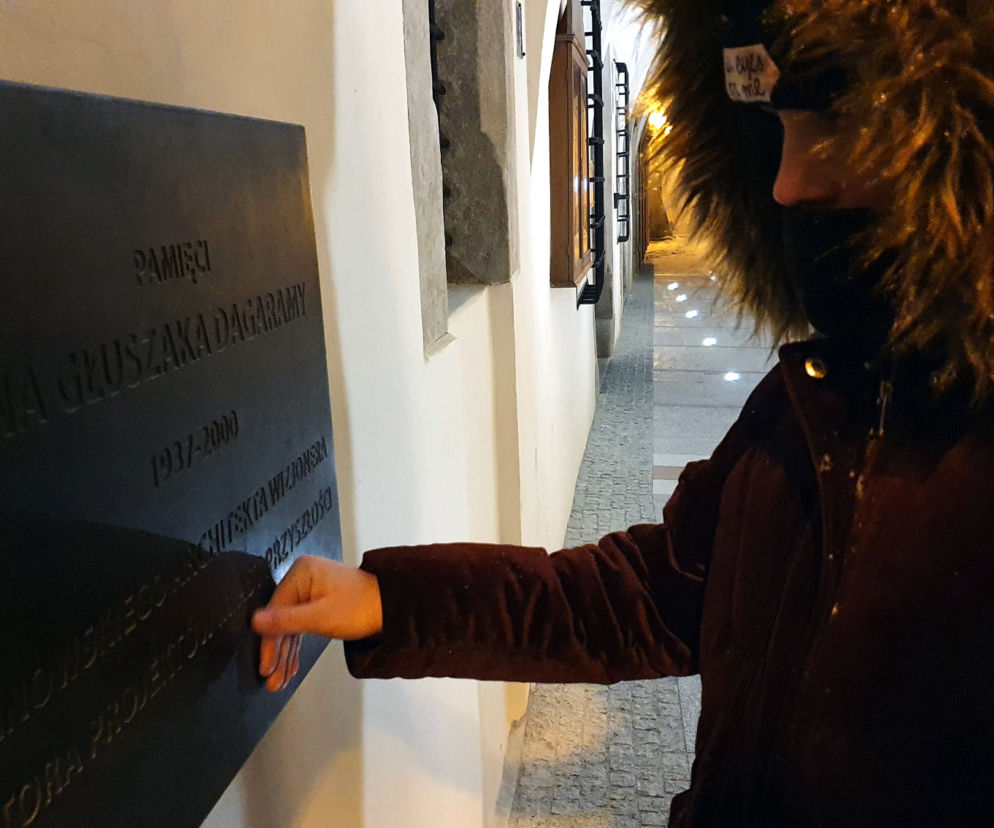 ZASKAKUJĄCY sposób na mróz w Tarnowie. Wystarczy dotknąć ten przedmiot