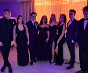 Tak bawili się maturzyści na studniówce skarżyskiego Erbla. Kreacje jak z czerwonego dywanu