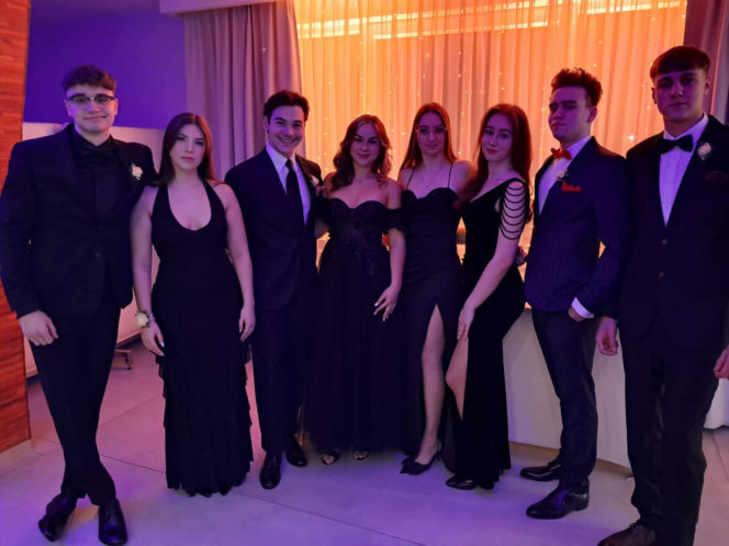 Tak bawili się maturzyści na studniówce skarżyskiego "Erbla". Kreacje jak z czerwonego dywanu