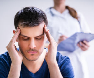 Piorunujący ból głowy to sygnał alarmowy. Sprawdź, kiedy oznacza bezpośrednie zagrożenie życia