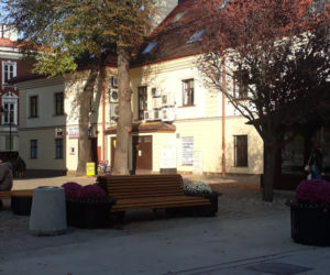 Na Kościuszki w Rzeszowie pojawiły się nowe ławki i donice