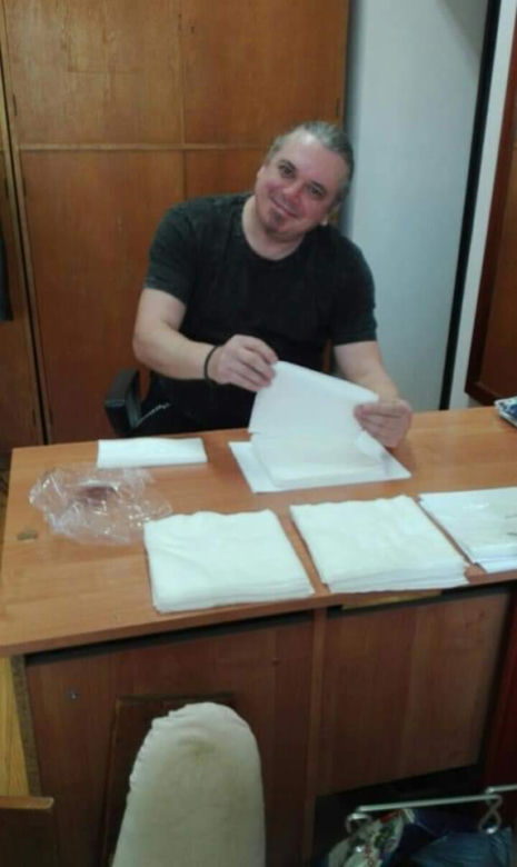 Aktorzy wciąż szyją maseczki