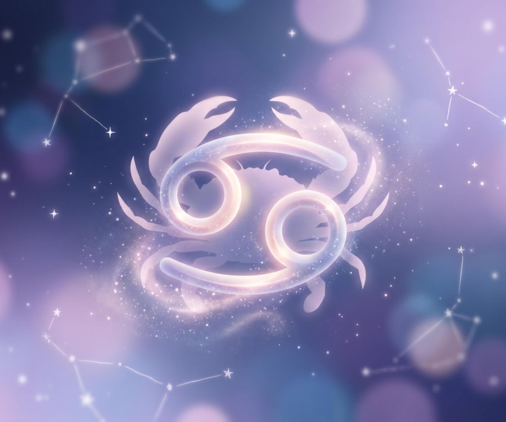 Świecący symbol i zarys zodiakalnego Raka na tle gwiazd. Horoskop dla Raka na dziś sprawdzisz w Eska.
