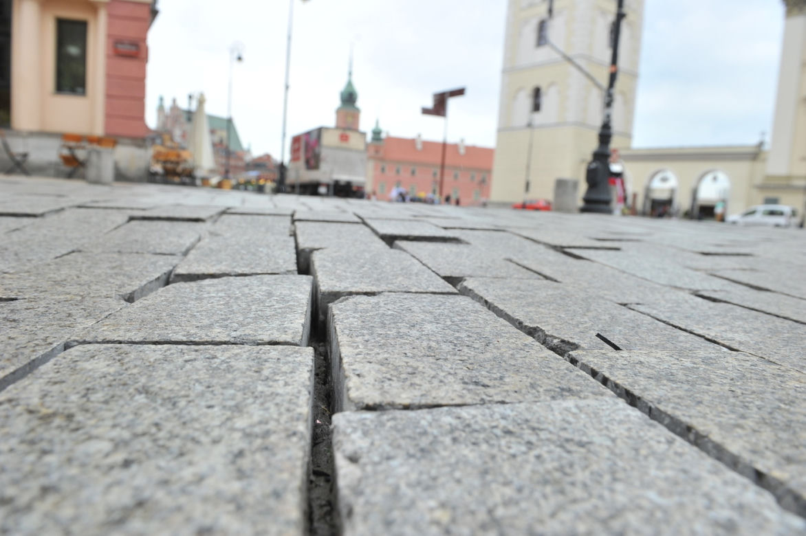 Kawałki Traktu Królewskiego można zabrać do domu. Reprezentatywne ulice stolicy są w opłakanym stanie!