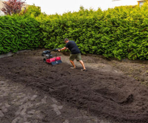 Nowoczesna glebogryzarka ułatwia pracę w ogrodzie na wiosnę