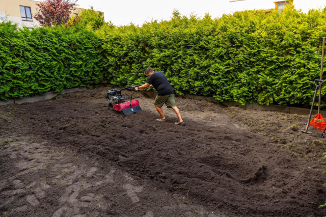 Nowoczesna glebogryzarka ułatwia pracę w ogrodzie na wiosnę