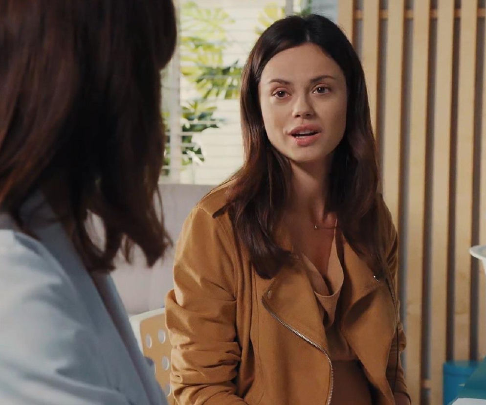 Kasia (Paulina Lasota) z serialu M jak miłość w brązowej, zamszowej kurtce rozmawia z Anetą (Ilona Janyst), od której wyłudzi dużą sumę pieniędzy, aby zapłacić szantażystce Ance Sokołowskiej. Więcej informacji o serialu M jak miłość znajdziesz na Super Seriale.