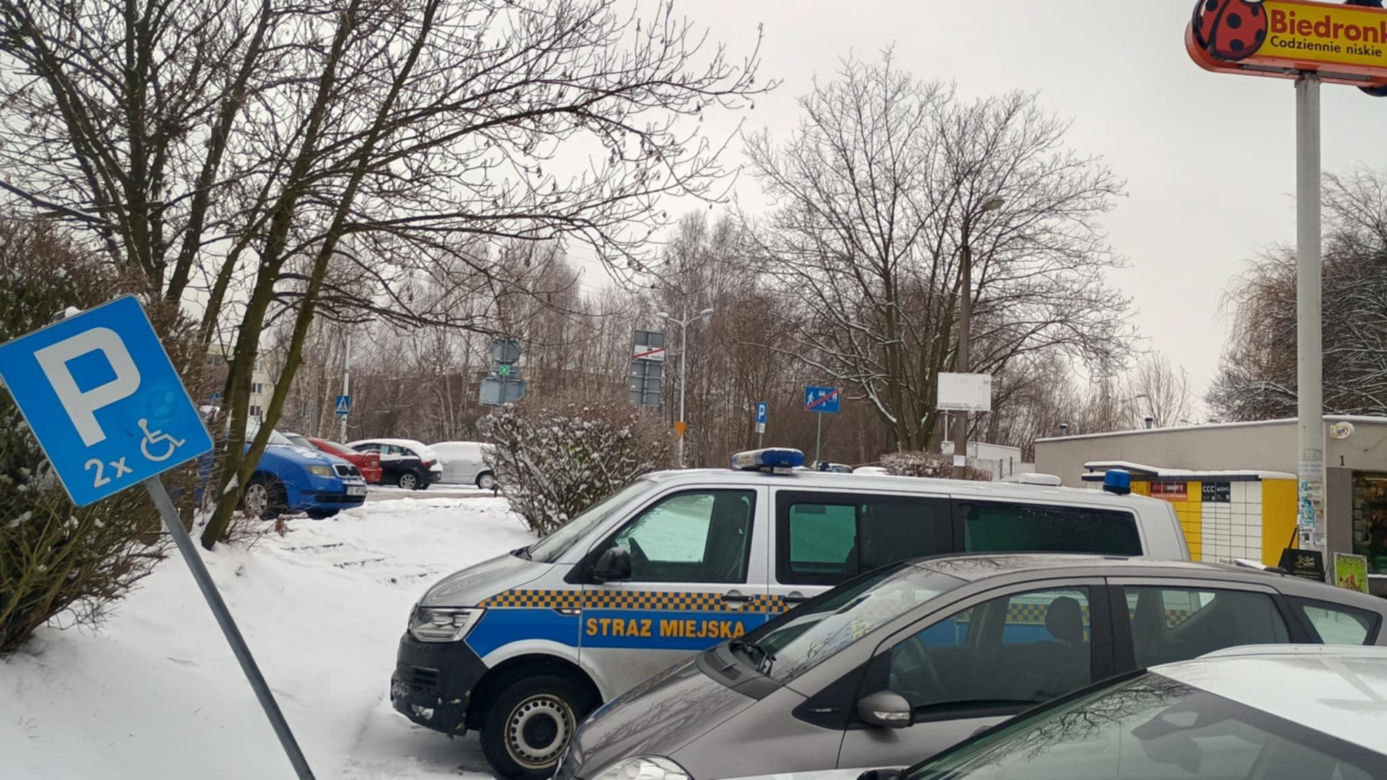Straż miejska zaparkowała na miejscu dla niepełnosprawnych 