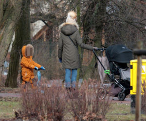 Syn Marty Kaczyńskiej śmiało hula na hulajnodze 