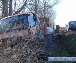 Groźny wypadek pod Wrocławiem. Samochód osobowy zderzył się czołowo z ciężarówką!