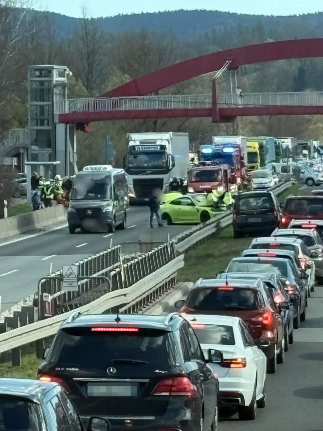 Zderzenie busa z osobówką na Zakopiance! Pięć osób rannych