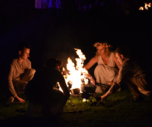 Pokaz fireshow w wykonaniu tancerzy i tancerek Teatru Ognia „Mantra” z Makowa Mazowieckiego