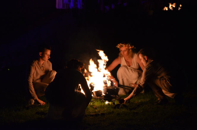 Pokaz fireshow w wykonaniu tancerzy i tancerek Teatru Ognia „Mantra” z Makowa Mazowieckiego