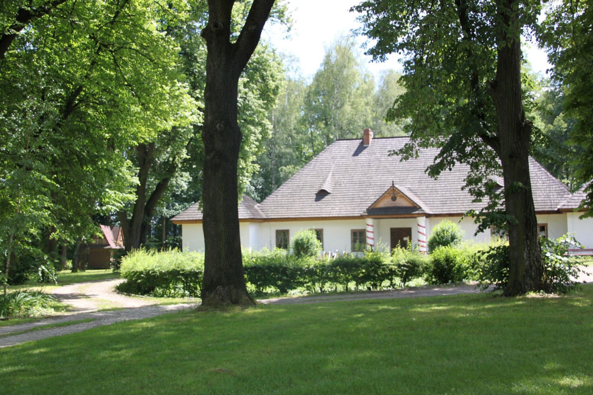 To sławny dwór w Małopolsce. Skrywa mrożącą krew w żyłach tajemnicę