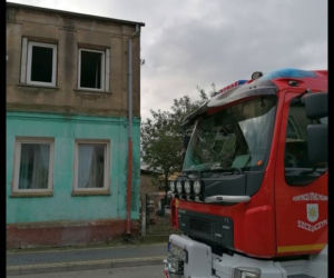 Szczuczyn. Policjanci uratowali mężczyznę z pożaru [ZDJĘCIA]