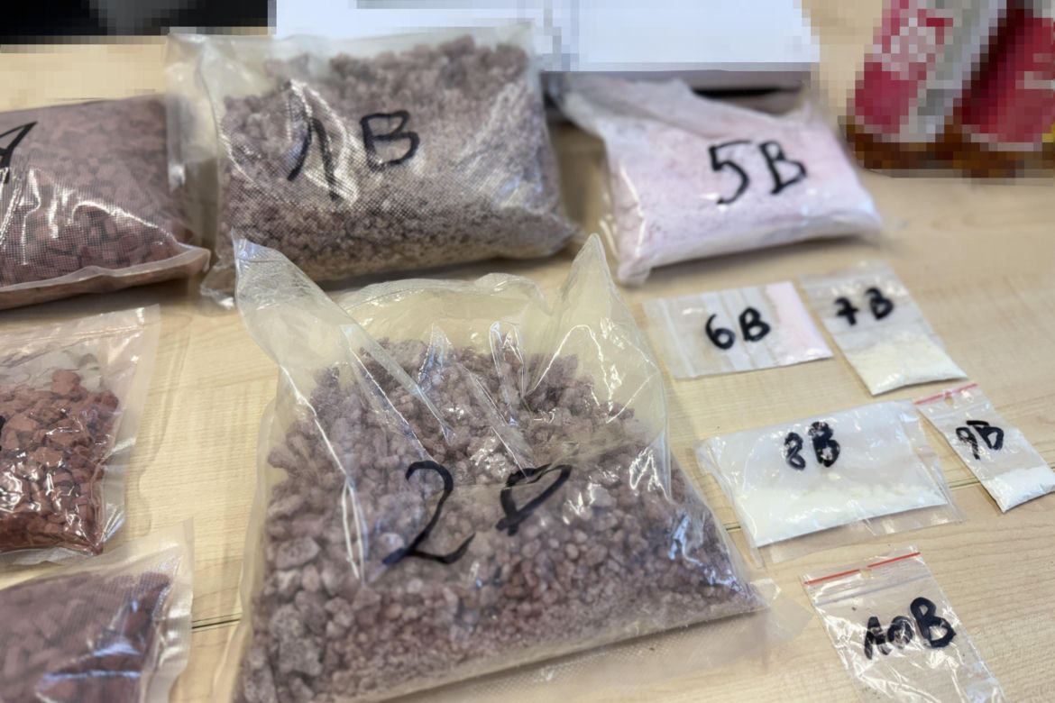 Policjanci z Torunia zabezpieczyli kilogramy narkotyków. 22-letnia kobieta i dwóch 41-latków w kajdankach
