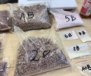 Policjanci z Torunia zabezpieczyli kilogramy narkotyków. 22-letnia kobieta i dwóch 41-latków w kajdankach