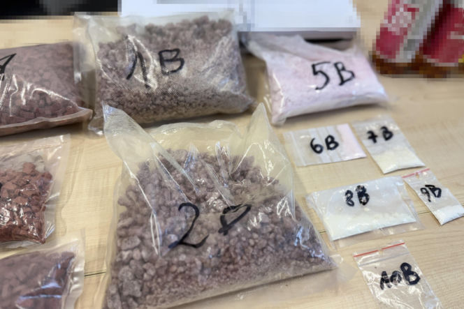 Policjanci z Torunia zabezpieczyli kilogramy narkotyków. 22-letnia kobieta i dwóch 41-latków w kajdankach