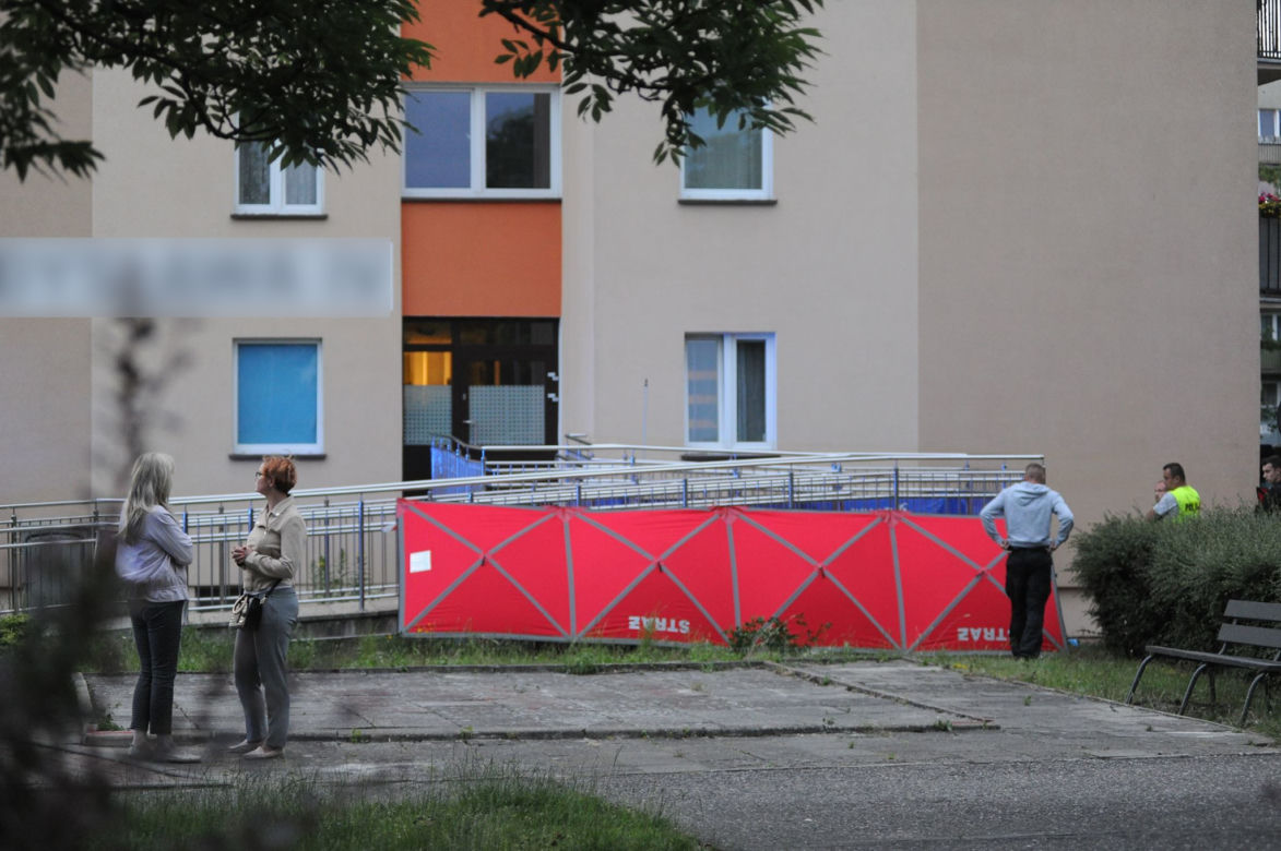 Dwoje dzieci wypadło z okna wieżowca